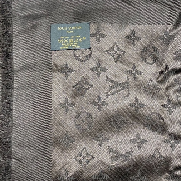 Louis Vuitton Authentic Monogram Shawl - Picture 4 of 10